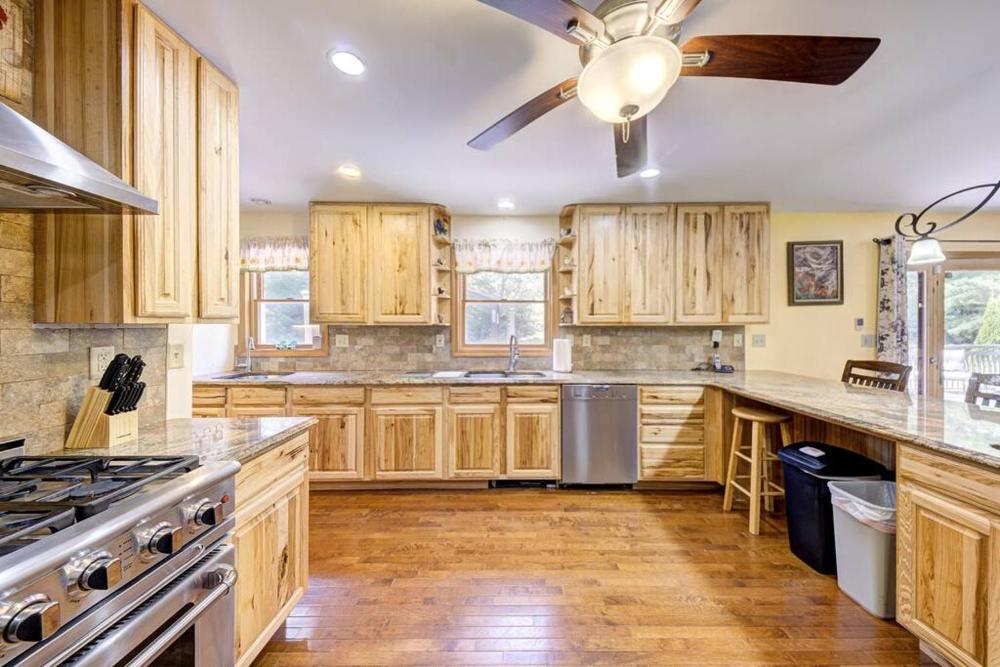 Southwoods Mountain Estate -private mansion, pool, hottub+ 15 acres